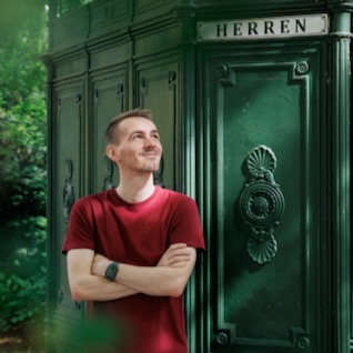 Johannes vor einer öffentlichen Toilette