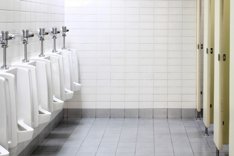 Urinale und Kabinen auf einer öffentlichen Toilette