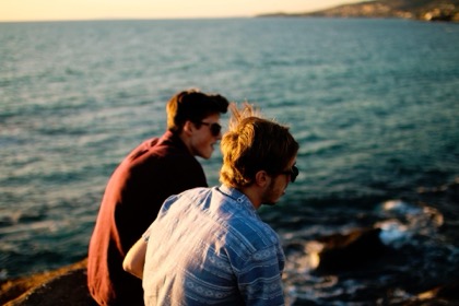 Freunde bei Sonnenuntergang am Meer