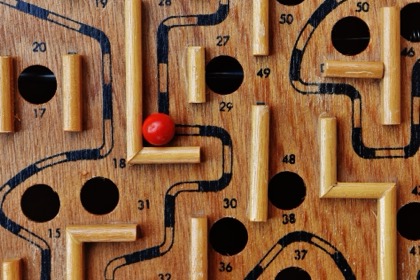 Spiel, bei dem man einen Ball durch ein Labyrinth navigieren muss